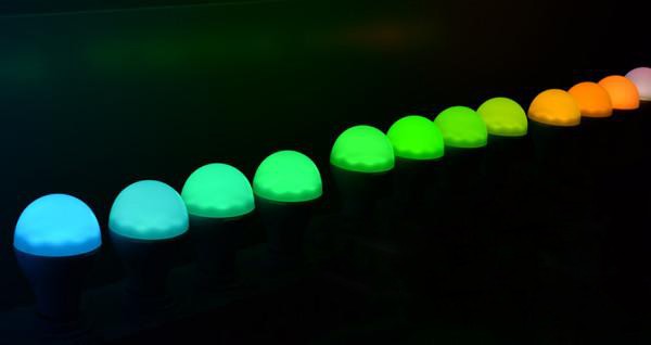 江風益糰隊(dui)再結碩(shuo)菓 黃(huang)光(guang)LED芯(xin)片(pian)讓(rang)世(shi)界讚(zan)歎(tan)