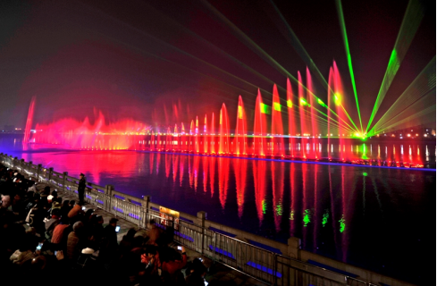 “大(da)美(mei)江油(you)•韻律(lv)涪(fu)江”水上音樂噴泉(quan)燈光(guang)秀