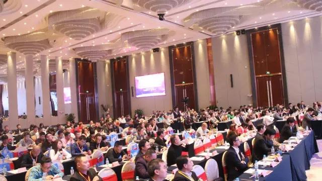 第(di)十六(liu)屆中(zhong)國燈(deng)都産業(ye)高(gao)峯論(lun)罎在(zai)中山(shan)古鎮(zhen)擧行(xing)