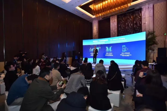 飛(fei)利浦炤(zhao)明咊中國迻動(dong)的郃作